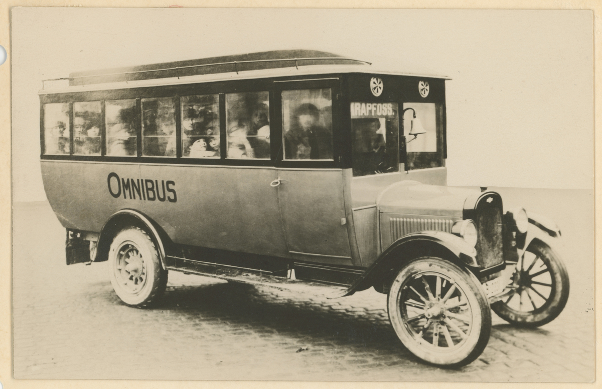 Moss bys første buss i 1925. Destinasjon Krapfoss.
Detaljer: utvendig bjelle.
Historikk: eier Kristen "Bussnilsen" Nielsen (firma: "Bilimport", Kongens gt. 37).
