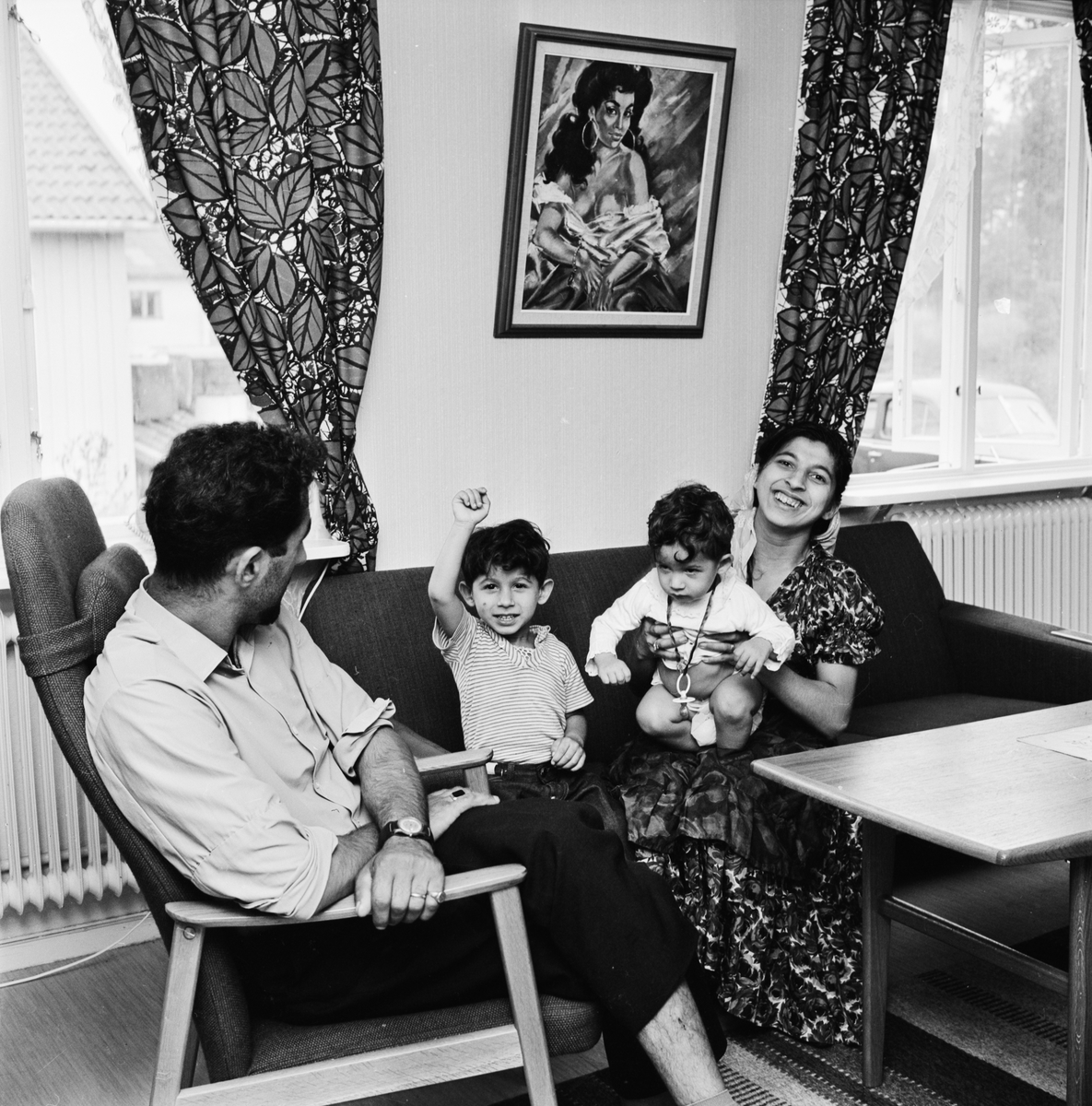 Birgitta och Jean Taikon med barn i vardagsrummet, i det enplanshus som Uppsala stad byggt på Kungsängsvägen, Boländerna, Uppsala 1964