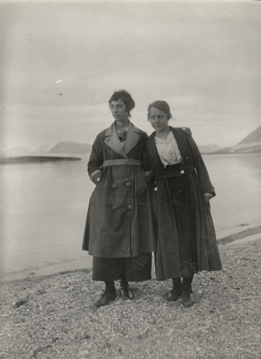 Portrett av to kvinner på ei strand i Ny-Ålesund.