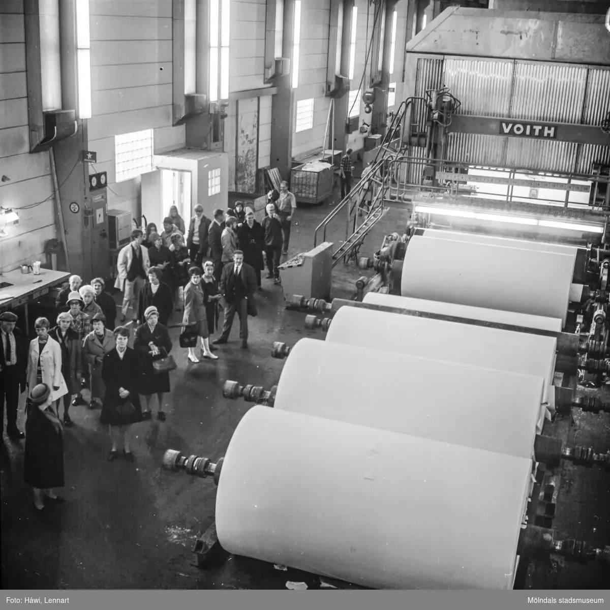 Fabriksvisning vid Pappersmaskinen Nr 5 (PM5) på Pappersbruket Papyrus i Mölndal, 10/10-1970.
Visning för Papyrus anställdas anhöriga.