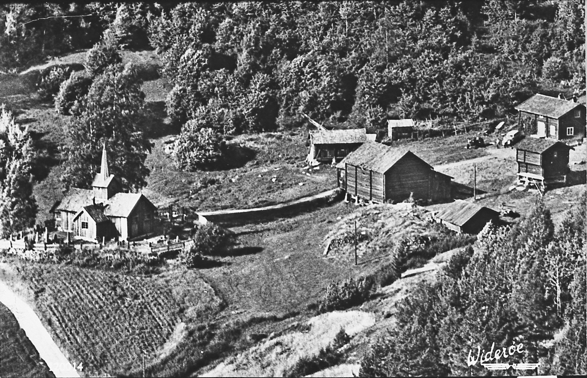 Vatnås gård og kirke på Grenskogen. Flyfoto, omkring 1950.