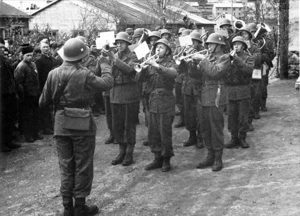 Militært musikkorps spiller, russefanger til venstre.