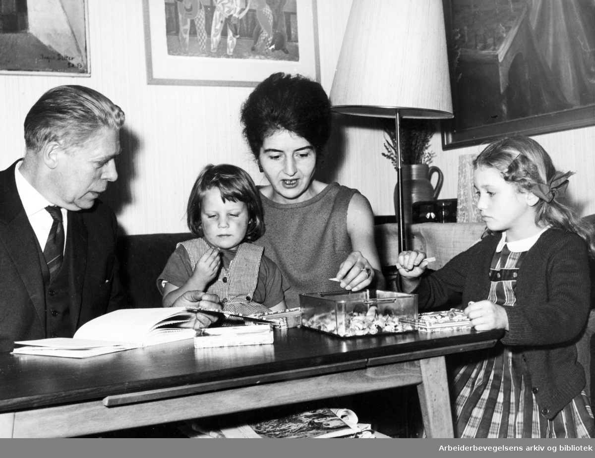 Bjarne Andersen med familie. Foto Ca. 1965 - 1970.