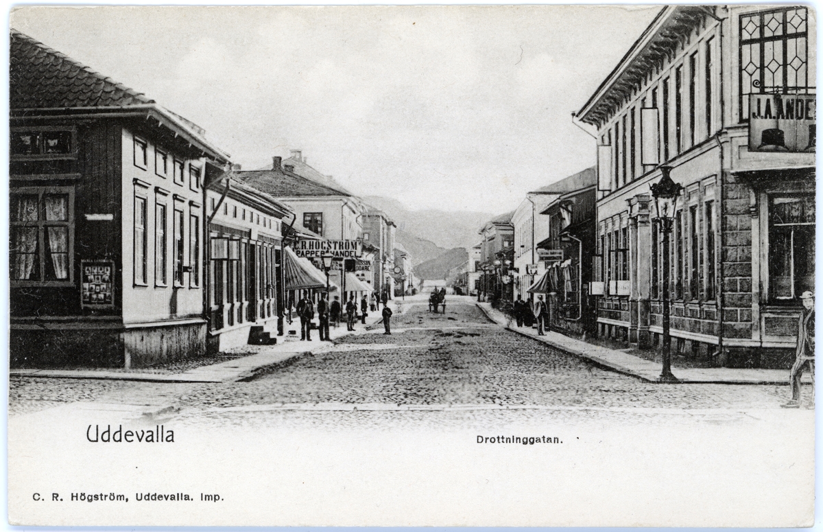 Tryckt text på vykortets framsida: "Uddevalla Drottninggatan".
