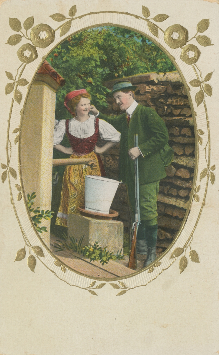 Postkortmotiv av ei kvinne og en mann ved ei vannkran.