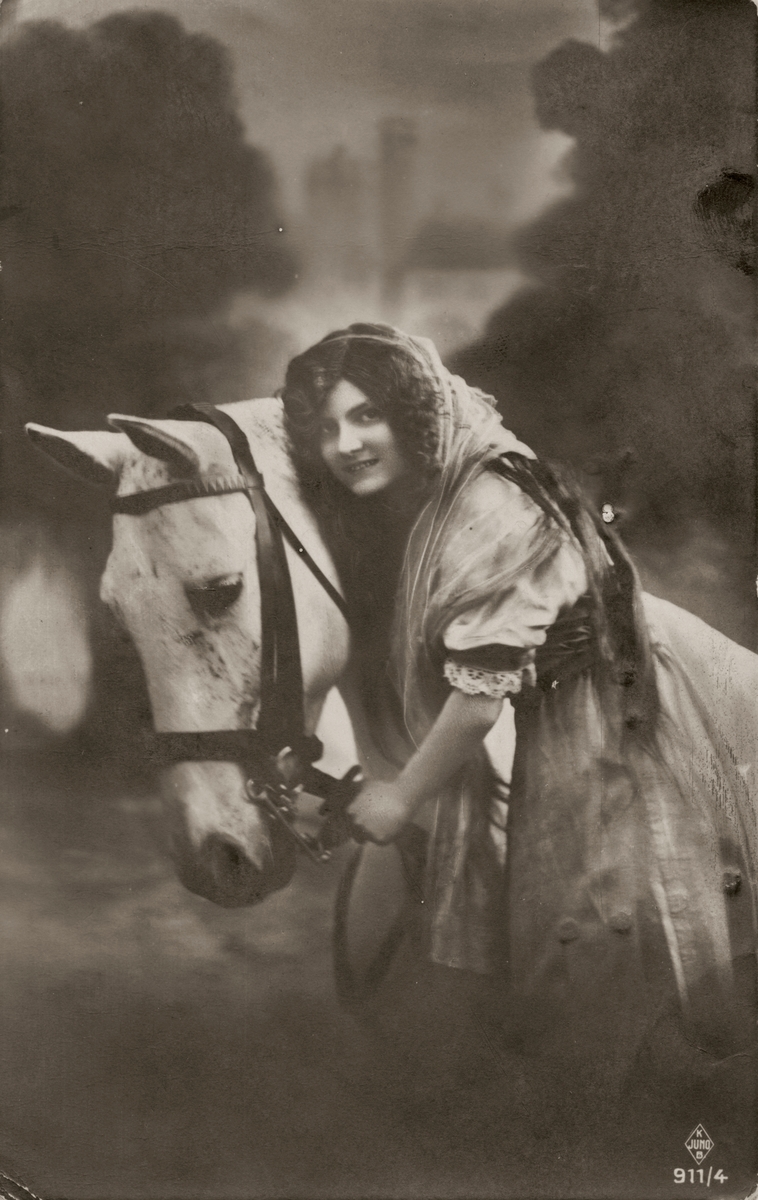 Postkortmotiv av ei ung kvinne med hest.