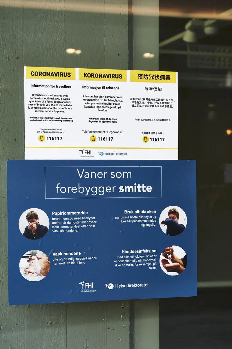 Koronaskilt på Sandvika stasjon under koronanedstengningen