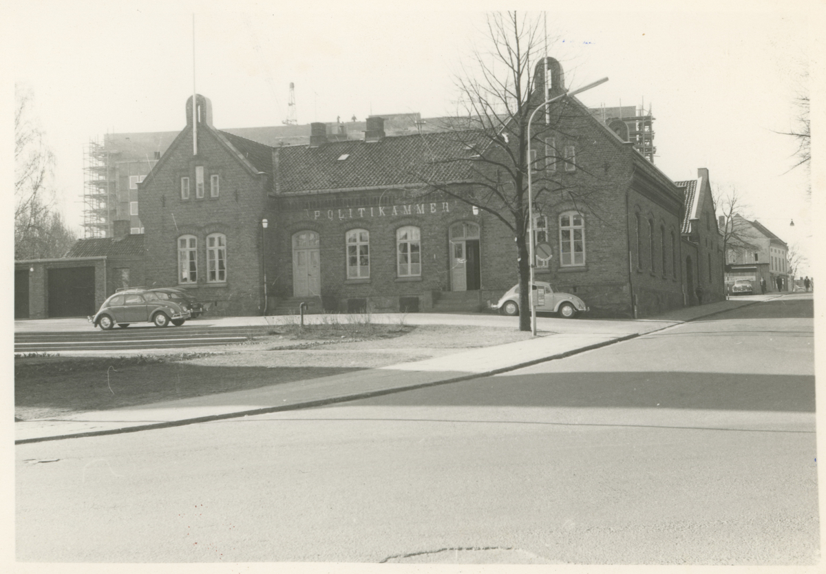 To bilder av det gamle rådhuset ("Rådstua") som senere rommet Moss politikammer. Ca. 1920. Moss sparebank og rådhus holdt i sin tid til her.