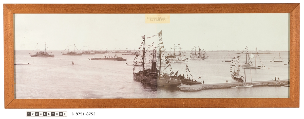 Bilden visar den samlade kusteskadern å Karlskrona örlogsredd den 9 juli 1904 på drottning Sofias födelsedag. Alla fartyg visar stor flaggning.