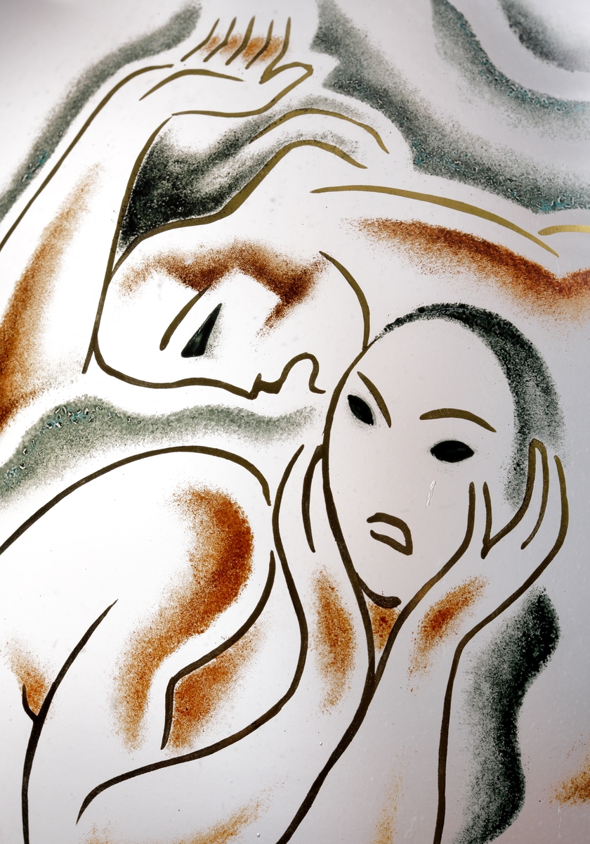 Vas "Före & Efter" av Vicke Lindstrand med målat motiv i form av en naken man och kvinna.