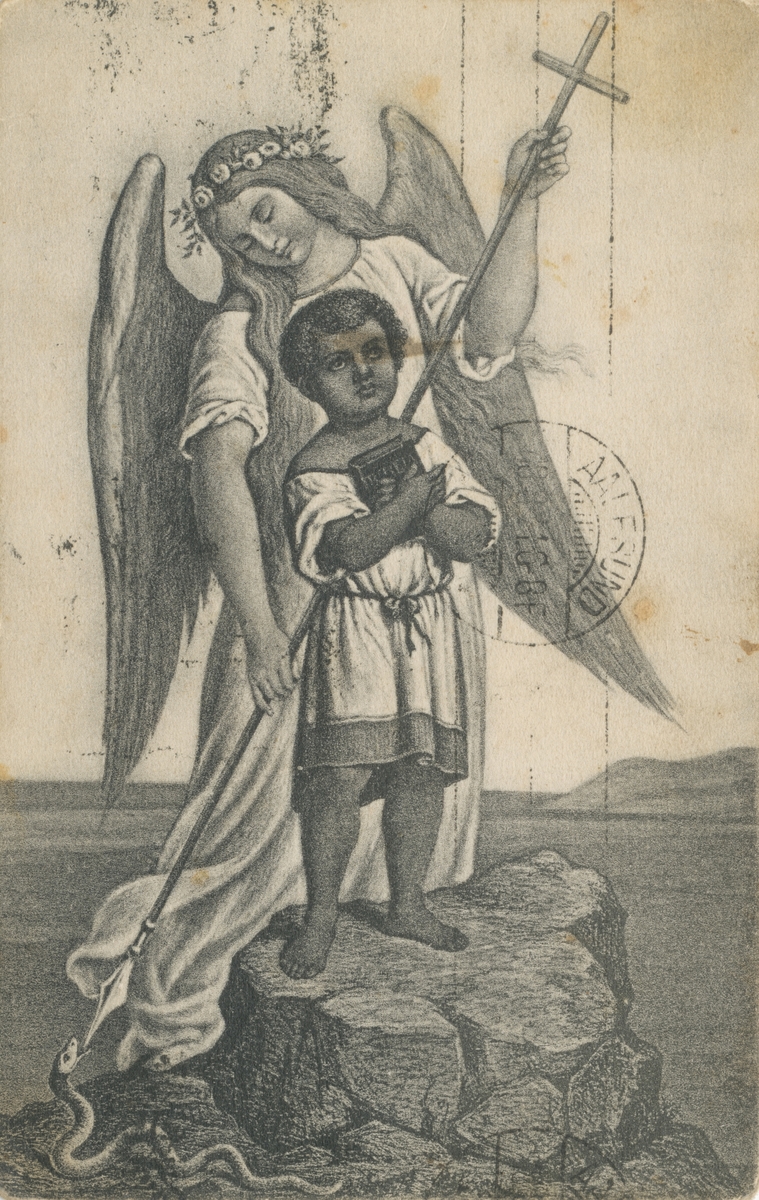 Poskortmotiv fra ei tegning av en gutt som holder en bok. Bak han står en engel som kuer en slange med et kors.
