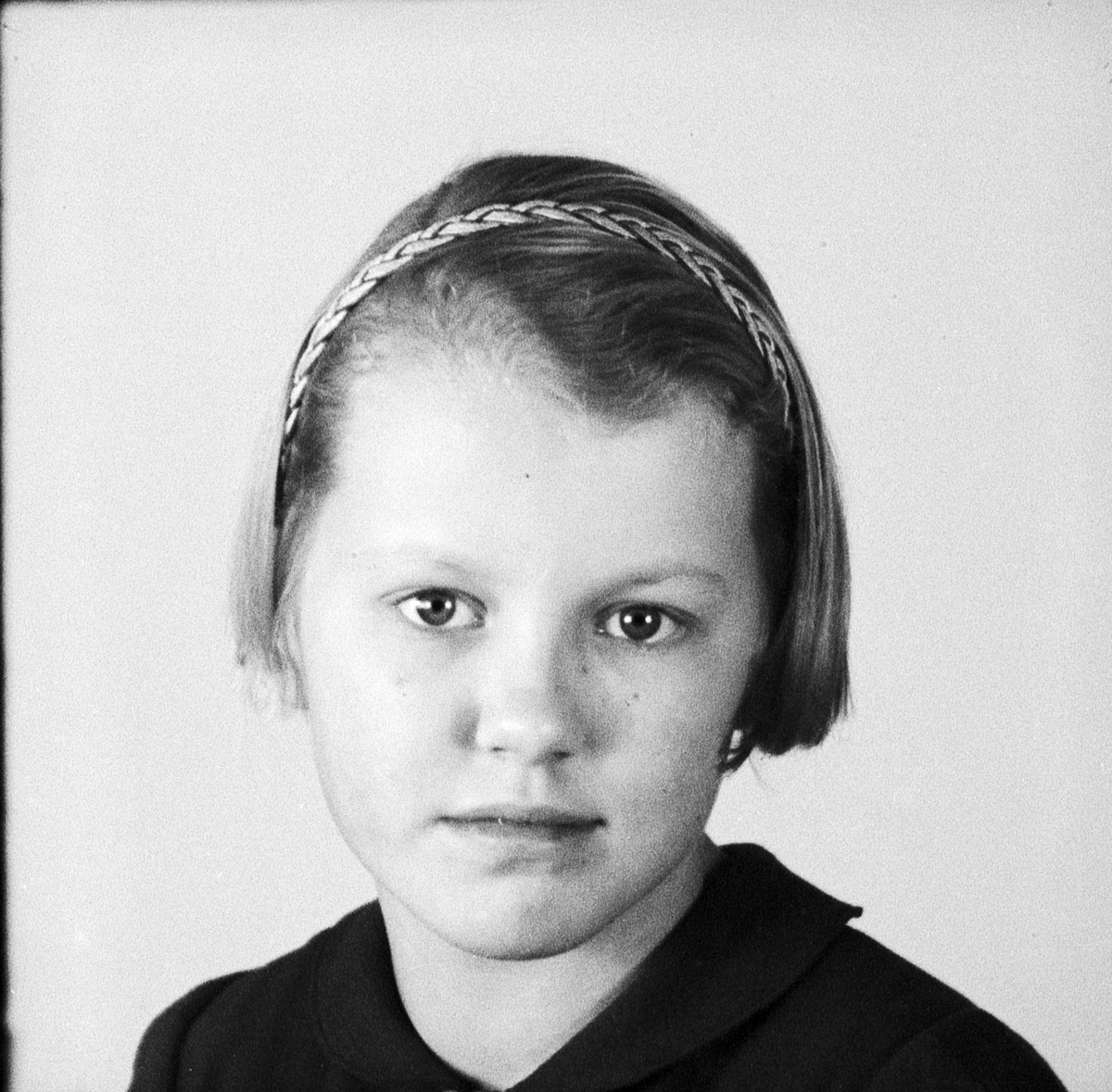 Ateljéporträtt - flicka, Östhammar, Uppland