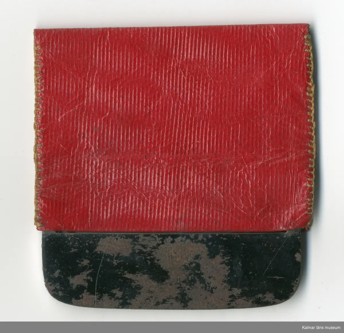 KLM 17874 Eldstål, med pung. Förnicklat stål med vidsittande pung av rött skinn. Datering, 1800-talets mitt.