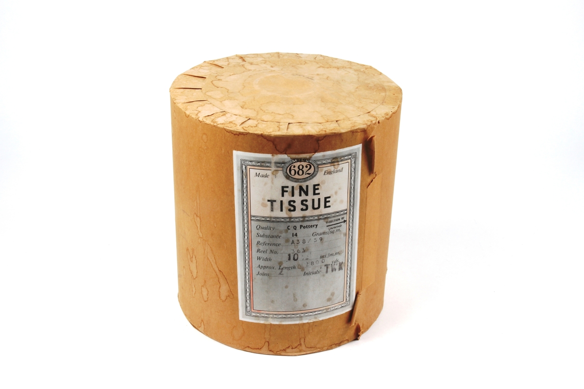 En rull med silkepapir innpakket i original emballasje. Brukt i produksjonen av steintøy på Egersunds Fayancefabrik, i forbindelse med påføring av trykkdekor på gjenstander.
