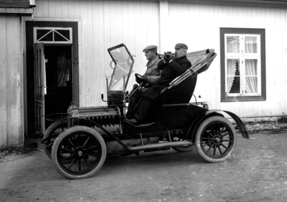 Doktor Otto Mejlænder (ved rattet) med en mann i bil NSU Kria 356.