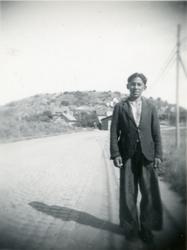 En pojke står vid en landsväg i Tingstad, Göteborg 1943. I G