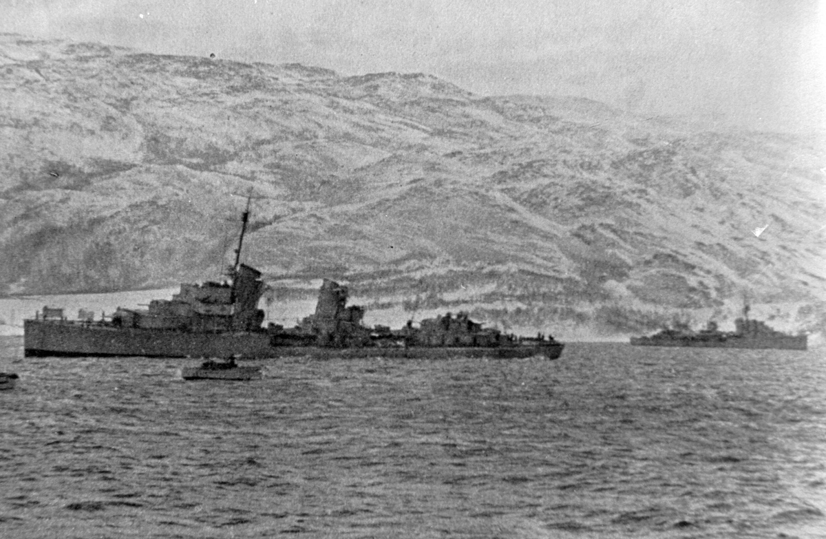 Krigsskip, trolig i Ofotfjorden 1940.