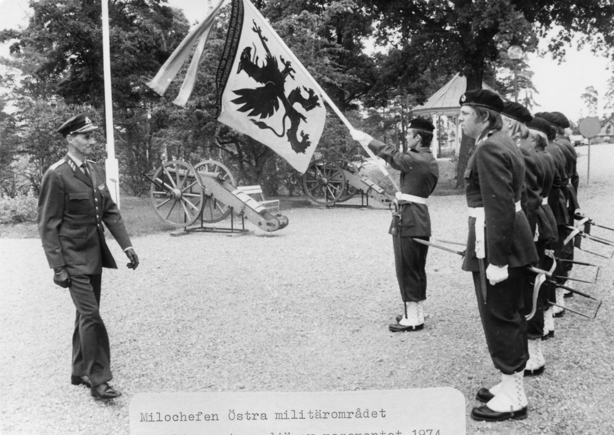 Sjösidan av kanslihuset 1974

Avgående Militärbefälhavaren för Östra militärområdet, general Ove Ljung, tar adjö av regementet.

Bild 1
Generalen anländer.

Bild 2
Militärbefälhavaren och regementschefen, överste 1. Colliander hälsar.