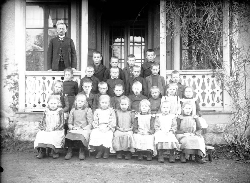 Lärare och skolbarn på förstukvist, ca 1910.