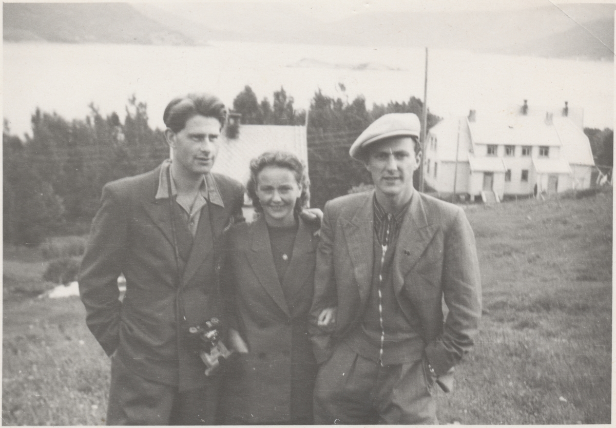 Fra Älvengen i Sverige like etter 2. verdenskrig. Fra venstre står Gunnar Hassel (f. 1920 i Trondheim), hans kone (gift 1946) Turid (Krøtøy) Hassel (f. 1925 i Trondheim) og hennes bror Arnulf Krøtøy (f. 1921). Turid satt i fangenskap på Falstad i tre uker i desember 1944. 

Turid, søstera Reidun og mora Janne ble arrestert 9. oktober 1944 i forbindelse med opprulling av Milorg i Trondheim. Mennene i familien hadde da flyktet eller gått i dekning. Arnulf er registrert på flyktningmottaket på Kjesäter 17. august 1944, Olaf samme sted 16. oktober. Reidun, som ble løslatt fra Falstad samtidig som Turid, er registrert på Kjesäter 2. februar 1945. Janne satt i fangenskap til freden.