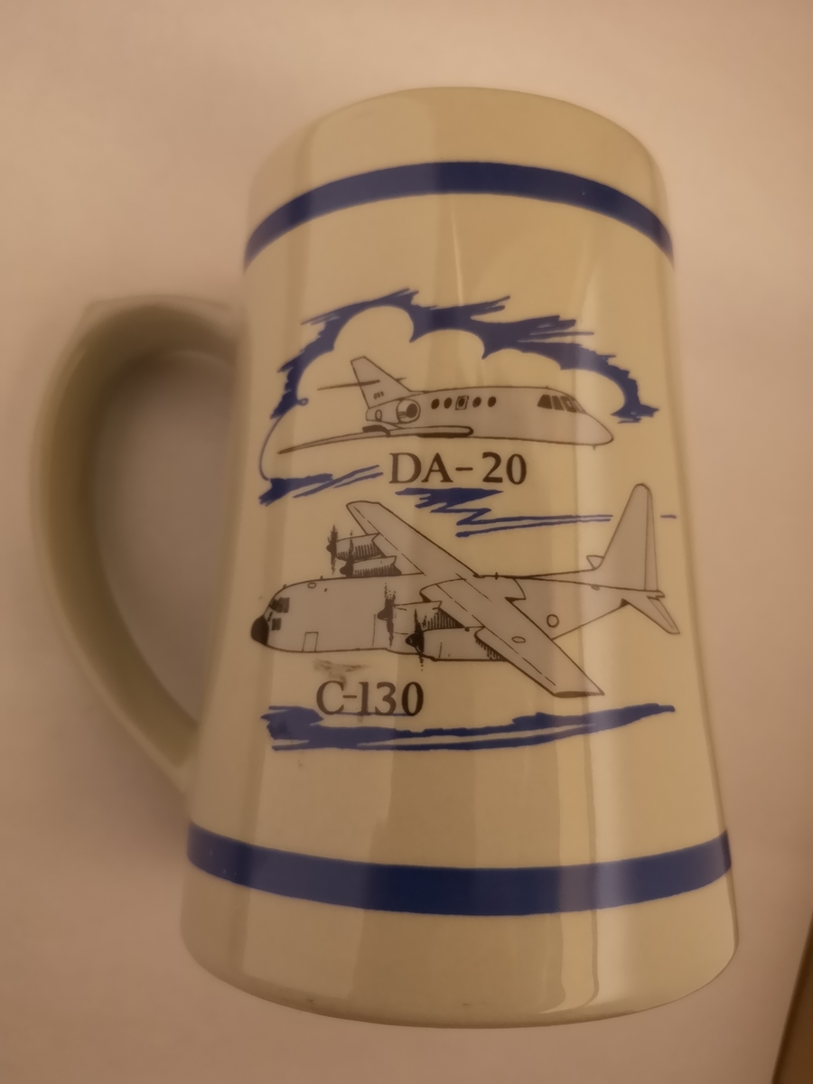 335 skv emblem.
C-130 og DA-20