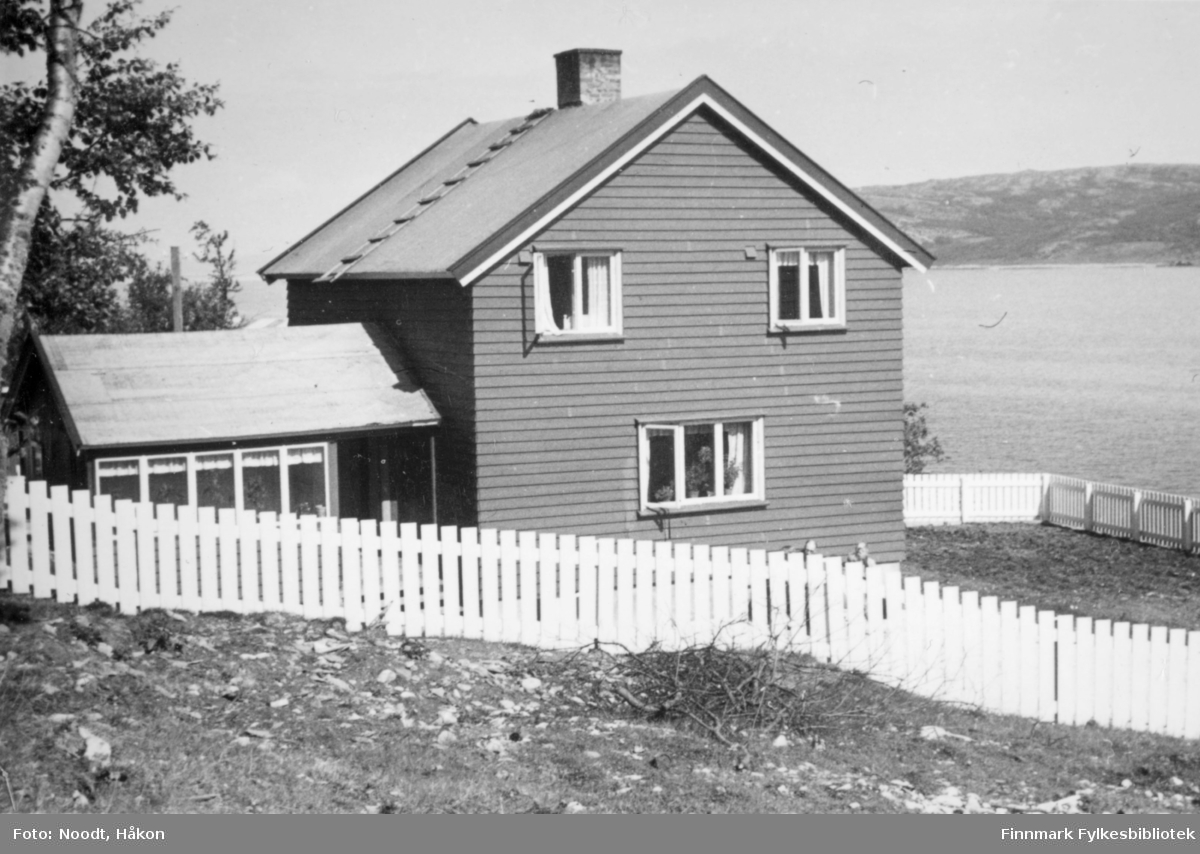 Leif Noodt sitt hus i Indre Billefjord, 1954.