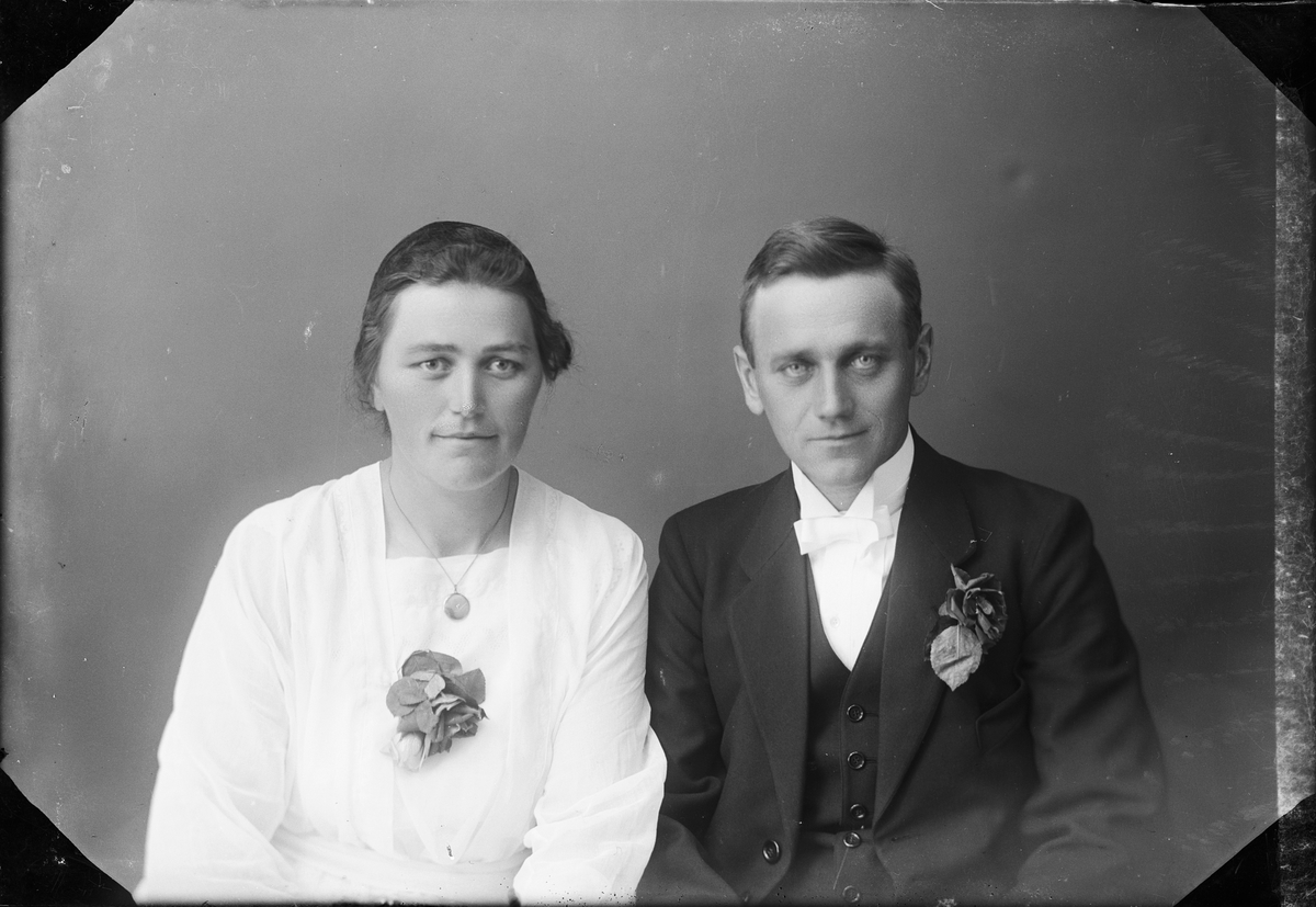 Brudparet Sporrong från Tuskö, Börstil socken, Uppland 1923