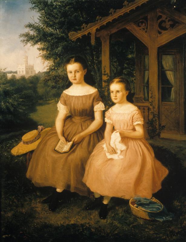 To jenter foran en dukkestue.