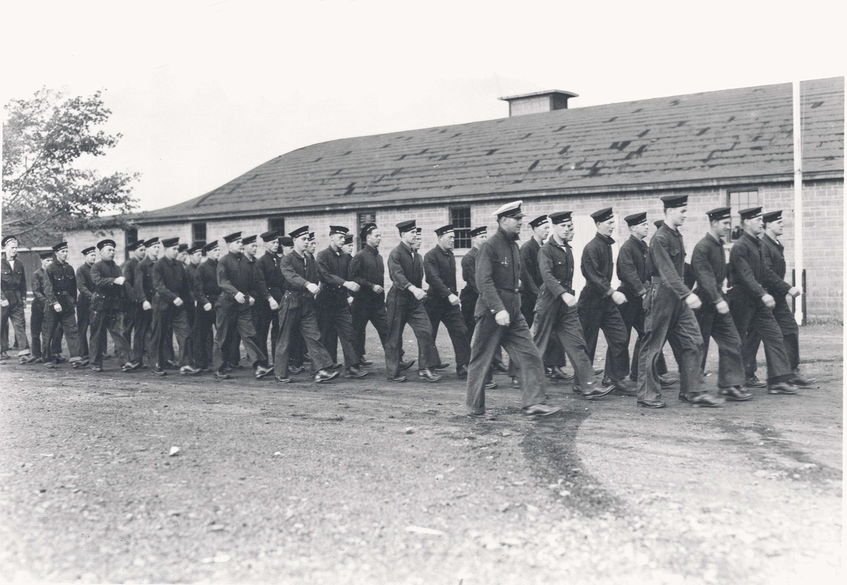 " Camp Norway", Lunneburg, Nova Scotia. Rekrutter i kanadiske uniformer før de norske ble  tatt i bruk. Dette er hovedsakelig hvalfangere.
