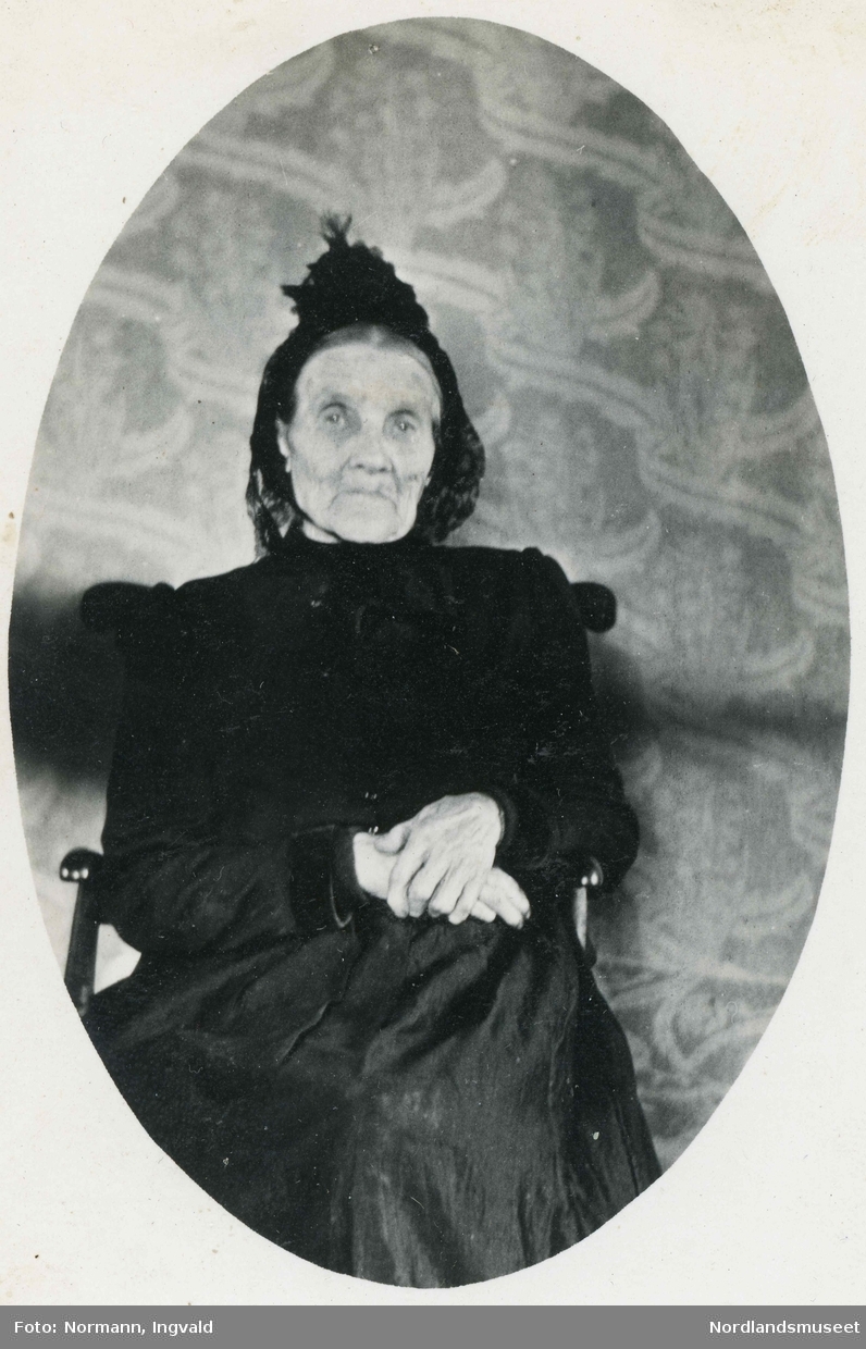 Portrett av eldre kvinne. Marie E. Albertsdatter fra Myklebostad i Leiranger, født i 1829. Hun er her kledt i enkedrakt.