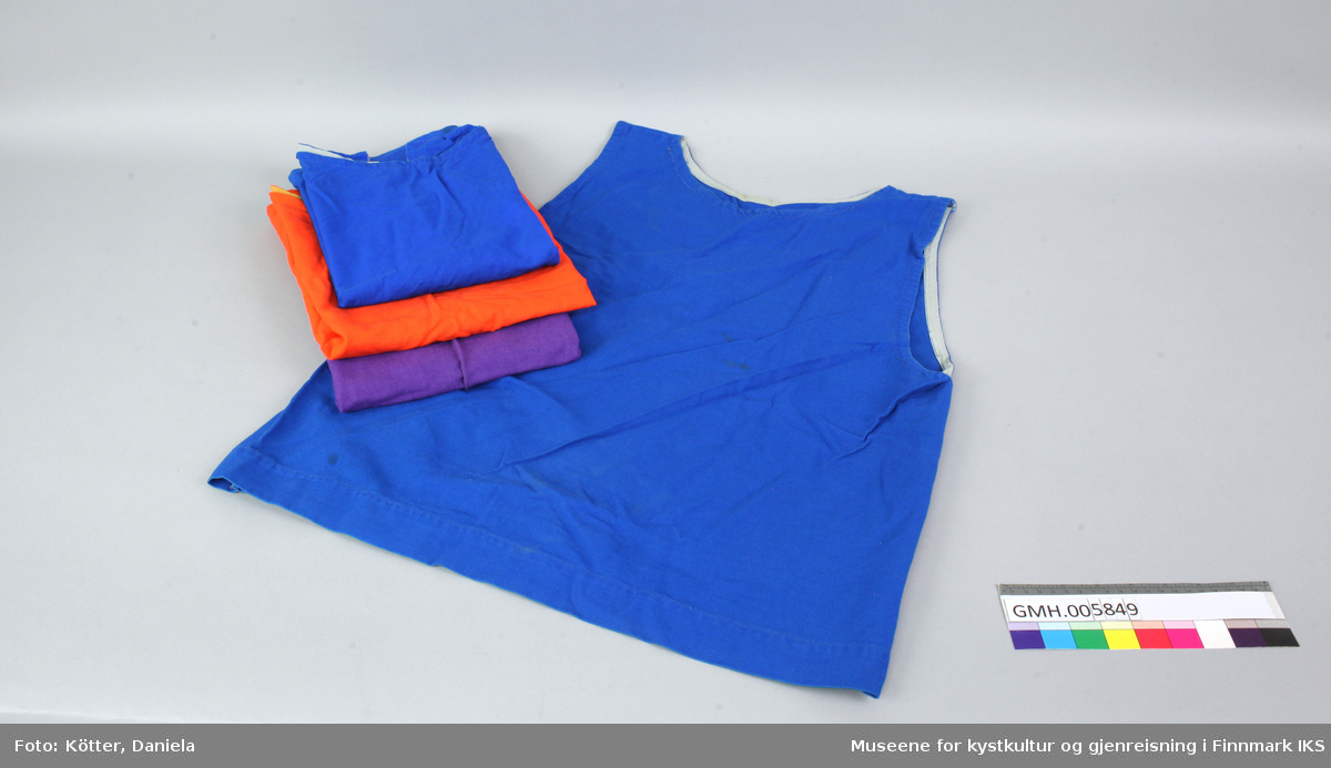 Grupperinga inneholder følgende:
- 2 blå armbind med påskrift «Ordensvern»
- 1 rød armbind med påskrift «PR-sjef»
- 3 korte bukser, svart, merke «erima»
- 3 korte bukser, hvit, merke «erima»
- 1 kort bukse, rød, merke «Berri sport»
- 1 kort bukse, rød, merke «Berri sport quality»
- 2 trøyer , kort arm, numrene 10 og 12, påskrift «Nestlé Findus»
- 3 trøyer, lang arm, numrene 4, 7 og 11, påskrift «Nestlé Findus»
- 5 par røde, maskinstrikkede hansker med gummiknotter og «Findus»-logo, 4 av dem originalt innpakket
- 2 røde dommerflagg
- 2 fløyter, svart
- 2 ballpumper, en av ny og viklet inn i papir
- 2 trøyer, hvit, påtrykk «Hammerfest» og «Isbjørn» foran, «Nestlé Findus» og nummer bak 
- 1 par knestrømper svart/grå
- 1 par knestrømper hvit/rød
- 4 startnumrer, rød, med hvit på trykte numrer 1 til 4
- 2 overtrekkstrøyer blå
- 1 overtrekkstrøye lilla
- 1 overtrekkstrøye oransj
- 1 banner «START»
- 1 banner «MÅL»
 


