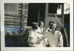 Fire jenter foran hytteinngangen. Ingelsrudsjøen. Trolig 193