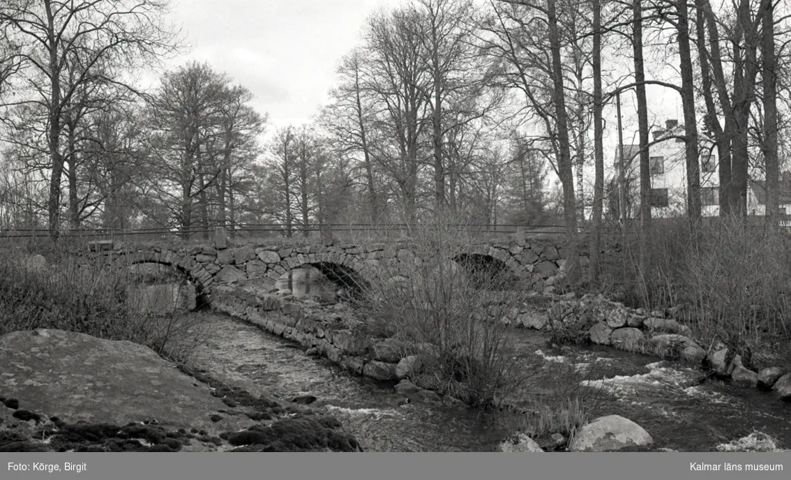 Bro över Ljungbyån i Källstorp vid Södra gården i Kalmar kommun. Foto, nedströms från sydost.
