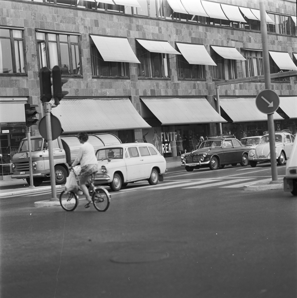Trafik i korsningen Kungsgatan-Vaksalagatan, Uppsala 1970
