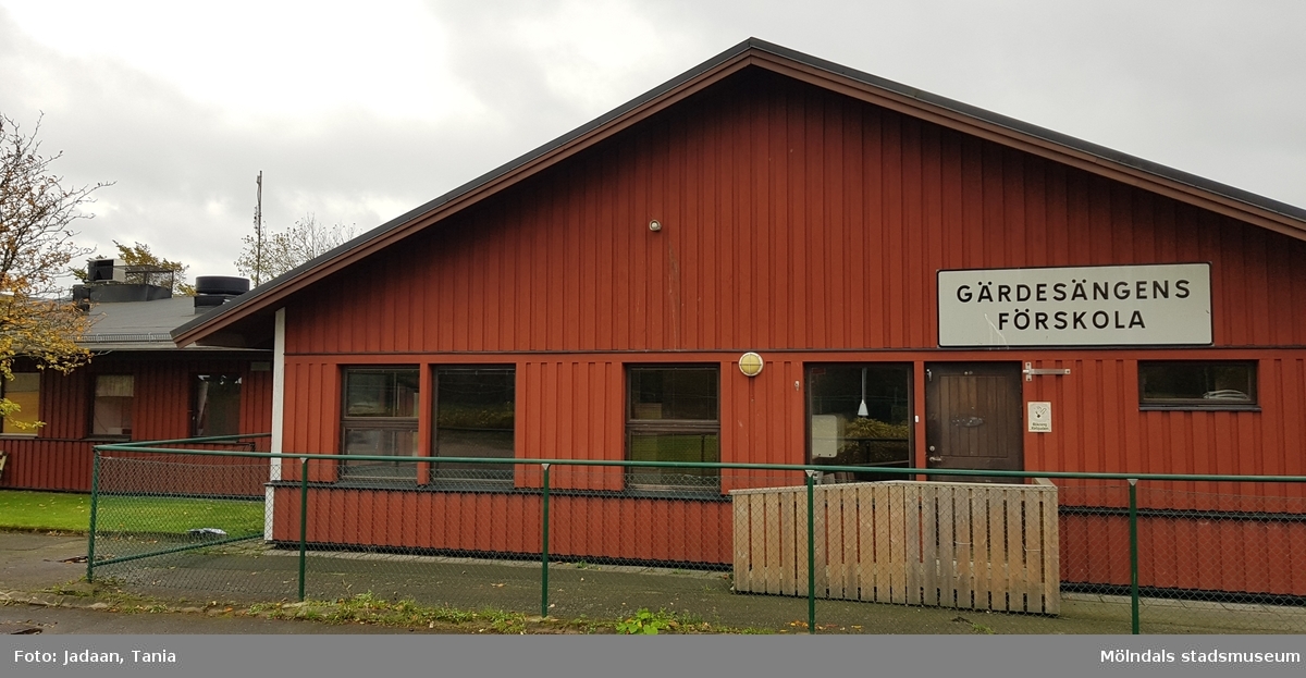 Gärdesängens förskola med adress Måldomargatan 1 i Åbyområdet, Mölndal. Fastighetsbeteckning är Kallblodet 1. Fotografiet är taget den 9/10 2018. Byggnadsdokumentation inför rivning.