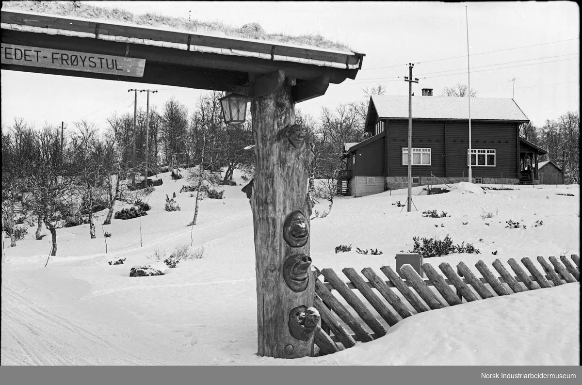 Portstolpe i portalen til Feriestedet Frøystul, vintertid.