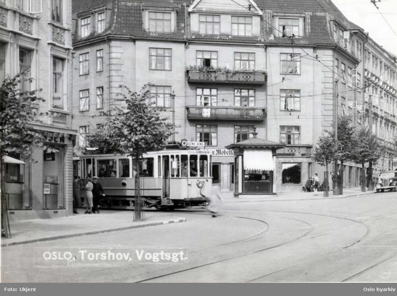 Kiosk av typen Tyrihans i krysset  Bentsebrugata - Vogts gate, 1937. (Foto/Photo)