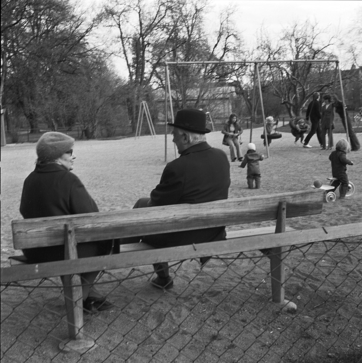 Pensionärer i park, Uppsala 1972