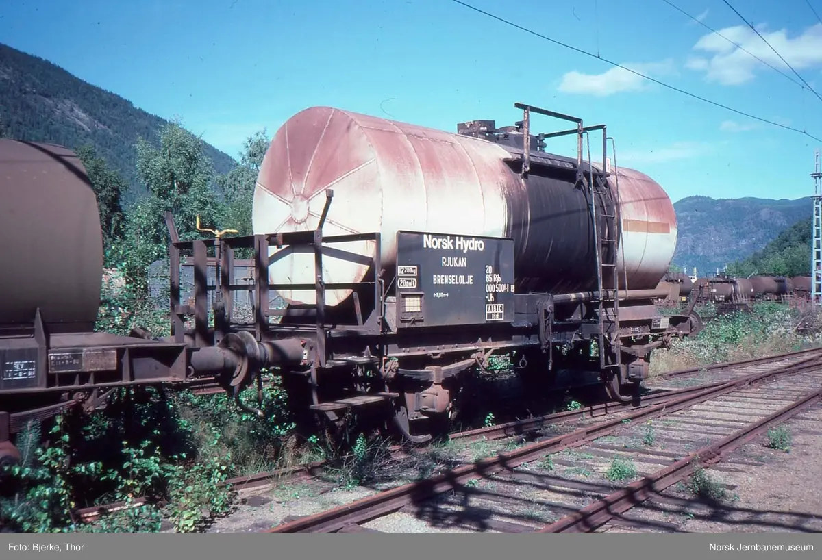 Norsk Hydros tankvogn for brenselolje litra .Uh nr. 20 65 000 5001-1 på ...
