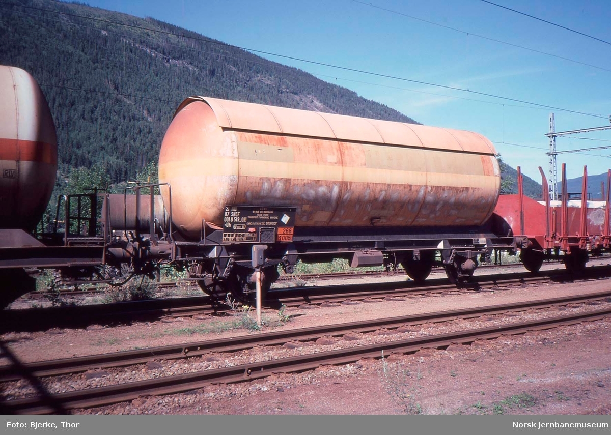 Norsk Hydros innleide franske ammoniakktankvogn litra .Uh nr. 21 87 001 8519-0 i godstog 62 på Mæl stasjon