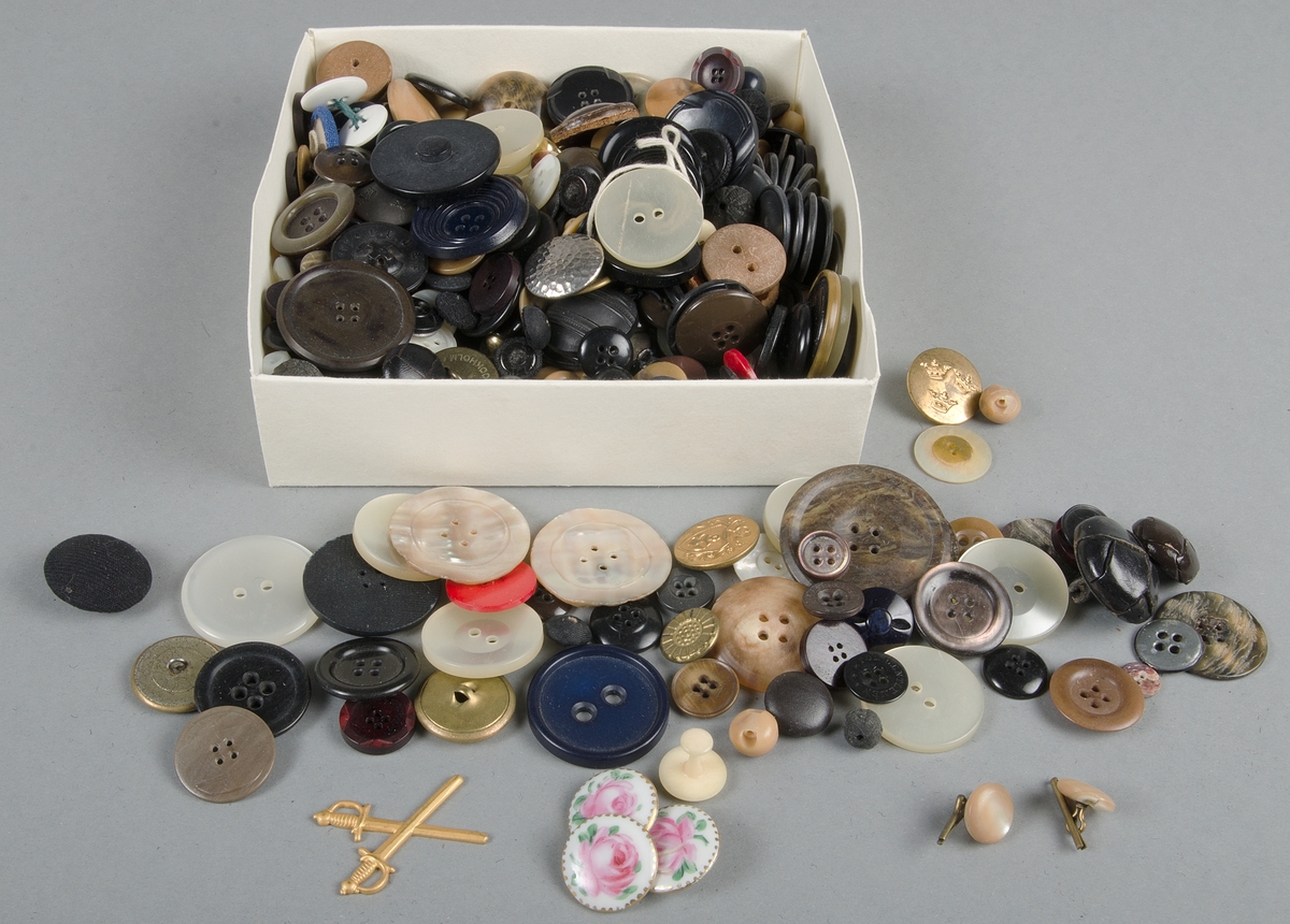 En samling om drygt 500 knappar av olika slag och storlek. Knapparna är av olika ålder.