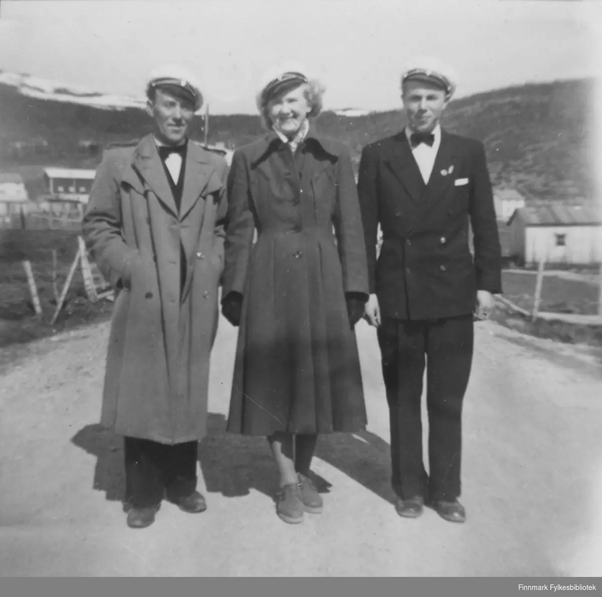 17. mai feiring i Nordvågen rundt 1948. Personene har sangerluer på seg. Irene Natalie Eriksen (født Helgesen) i midten. Trygve Eriksen til høyre og Magnus Johansen til venstre.