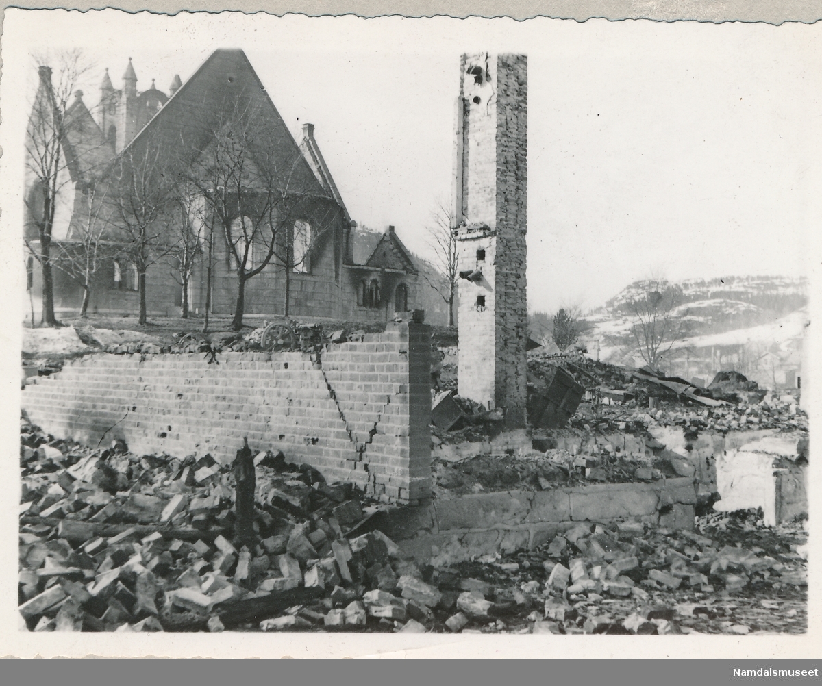 Bombingen av Namsos. Kirken i bakgrunnen