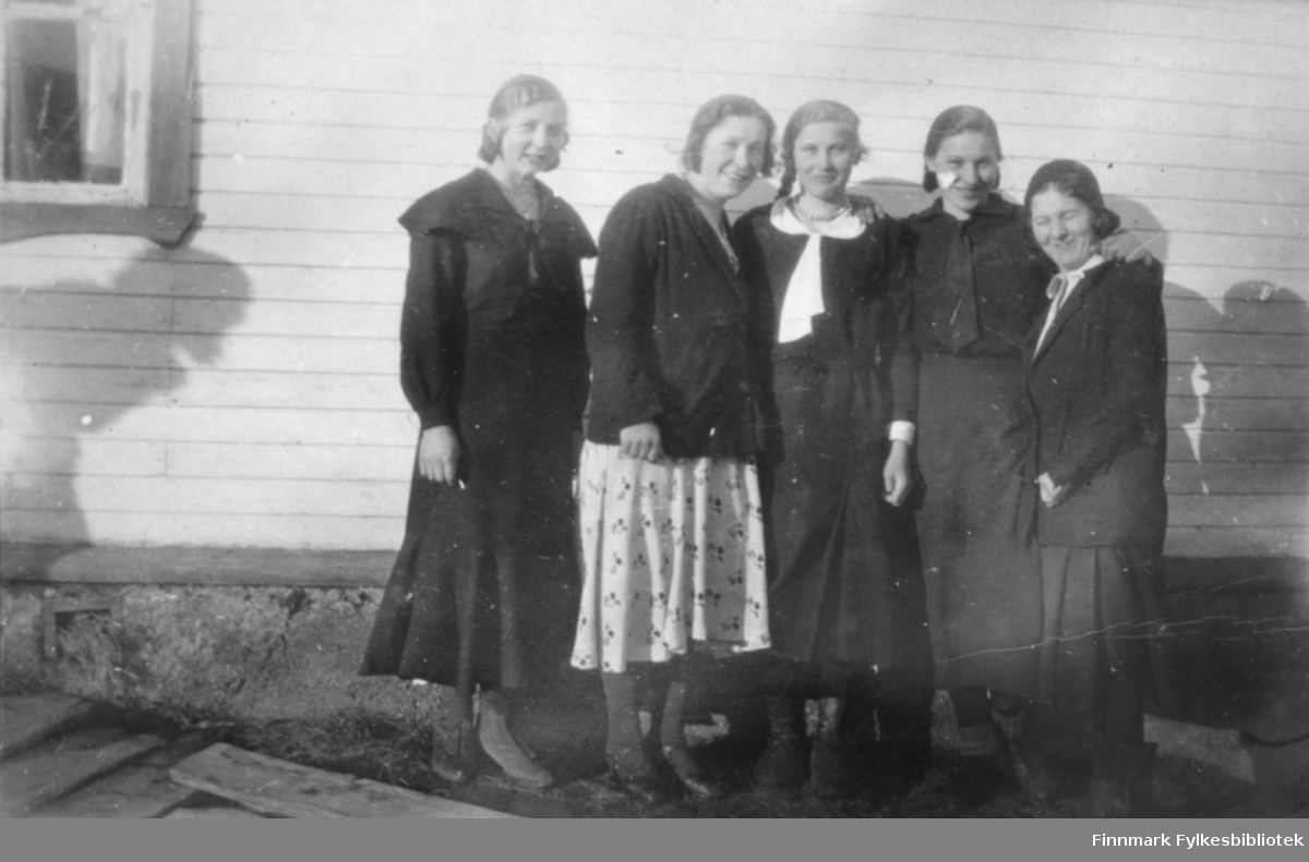 Fem damer fotografert foran et hus, antakelig i Salttjern.