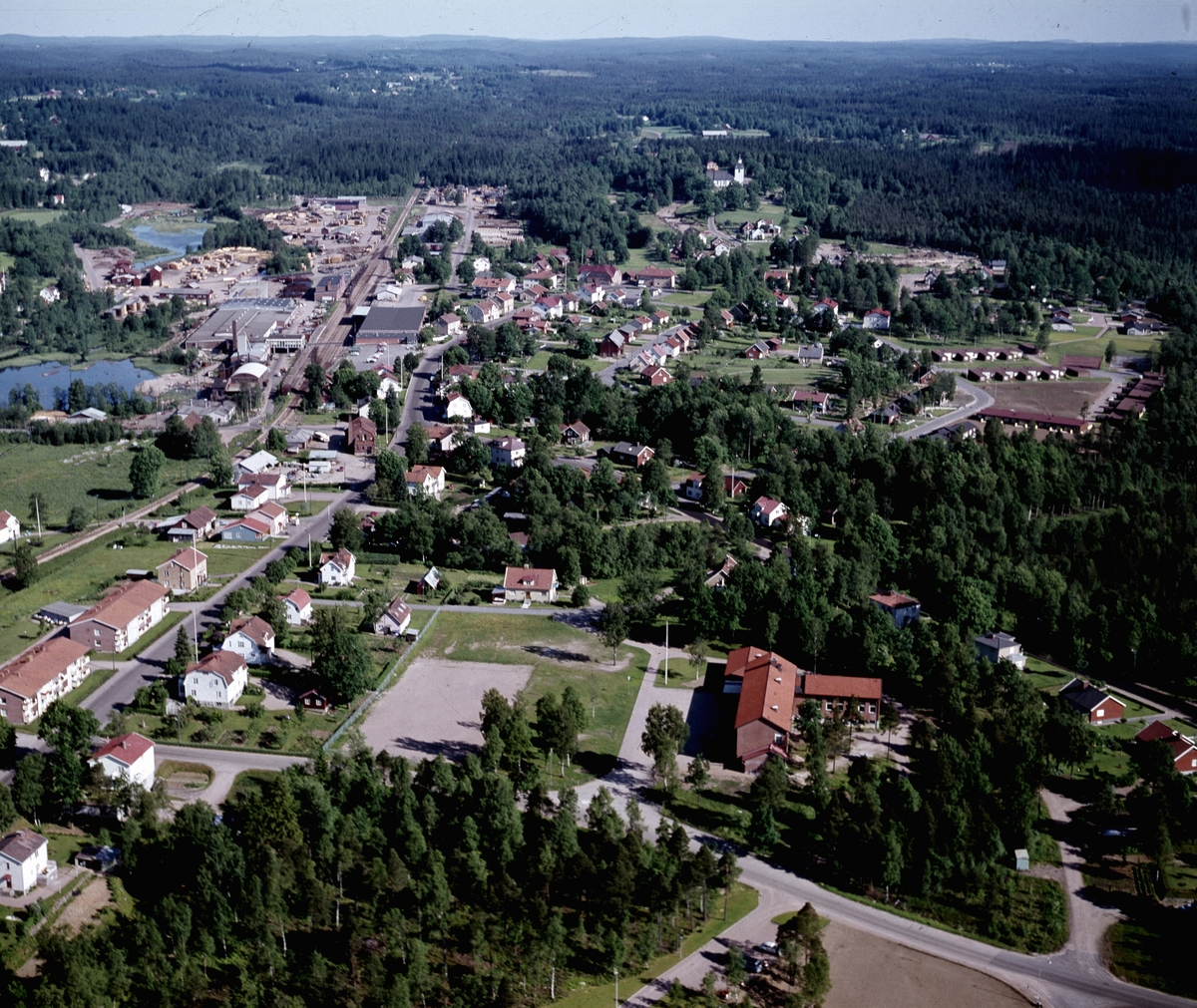 Flygfoto över Burseryd i Gislaveds kommun. Jönköpings län 350/1968