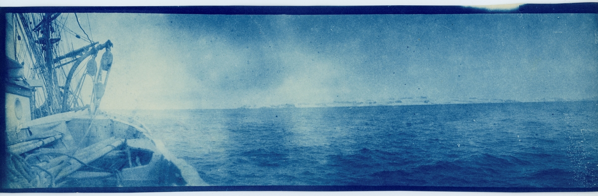 Panoramavy, eventuellt Louis Philippe-platån i Västantarktis. Bilden tagen från Antarktiska undsättningsexpeditionens fartyg FRITHJOF.