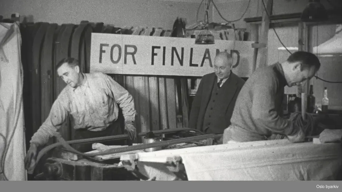 Støtteaksjon for Finland under vinterkrigen. Filmen viser at skikjelkene lages.