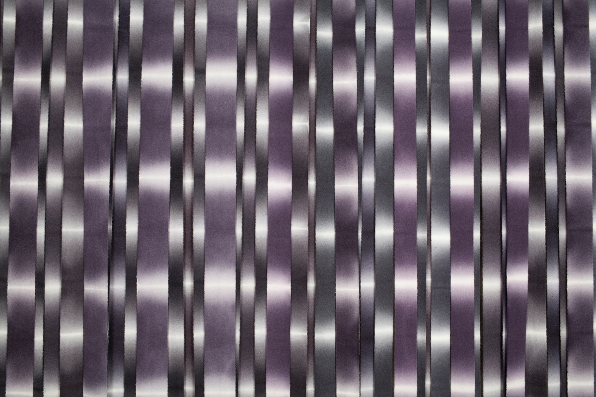 Lange, loddrette remser eller "lameller" av farget ull, delvis sidestilte, delvis overlappende, og farget i den japanske shiboriteknikk, som kunstneren lærte i Japan. Innfarging og plassering av remsene, eller "lamellene", gjør at tekstilet får en metallisk virkning, og spillet mellom lys og skygge frembringer et inntrykk av at dette er remser av blankt metall med et forsterket lyspunkt i sentrum. Remsene er alle vekselsvis mørke og helt lyse, i duse overganger, forskjøvet fargemessig i forhold til hverandre, slik at det fremkommer en optisk illusjon av bølgende metallbånd. Annenhver remse er bred og smal, de bredeste lagt foran de smale, og i tekstilets overkant kan man se endestykkene, der de legger seg over stangen og faller ned i forkant.