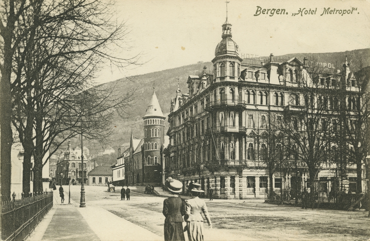 Fra Byparken. Hotel Metropol. Utgiver: O. Svanøe, 1911.
