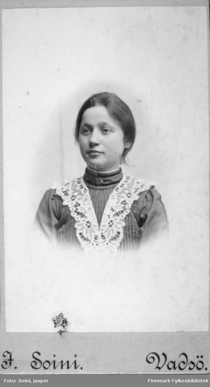 Visittkortportrett av en kvinne fotografert på fotoatelieret til Jasper Soini i begynnelsen av 1900-tallet, Vadsø.